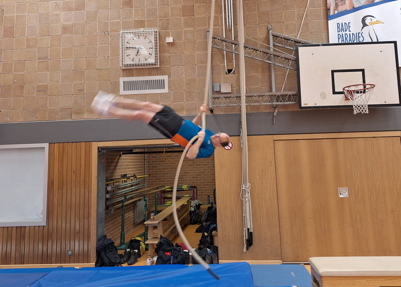 Montagsgruppe, Übungen Stabhoch.jpg